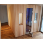 Moderne Infrarotkabine in einem stilvollen Wohnraum für optimale Entspannung.