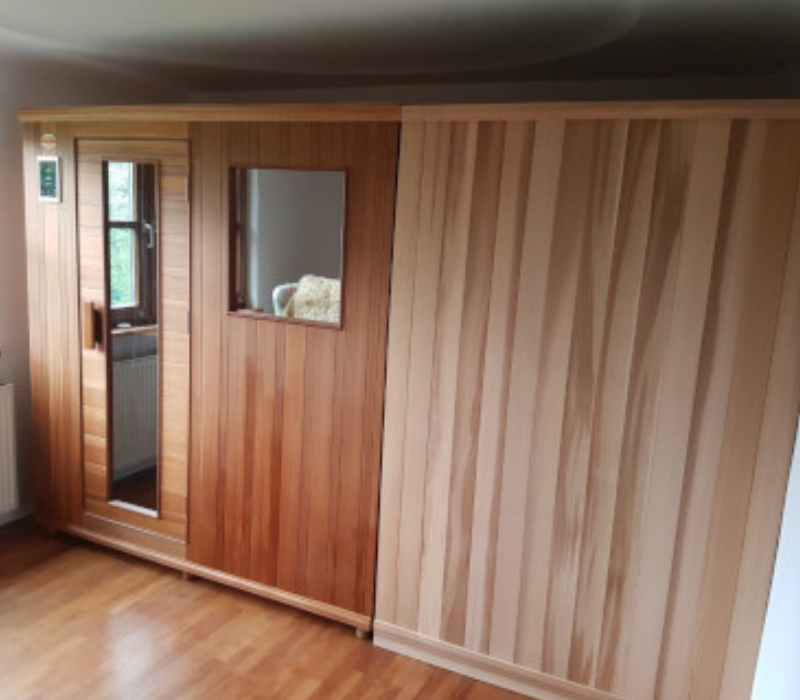 Moderne Infrarotkabine in einem stilvollen Wohnraum für optimale Entspannung.