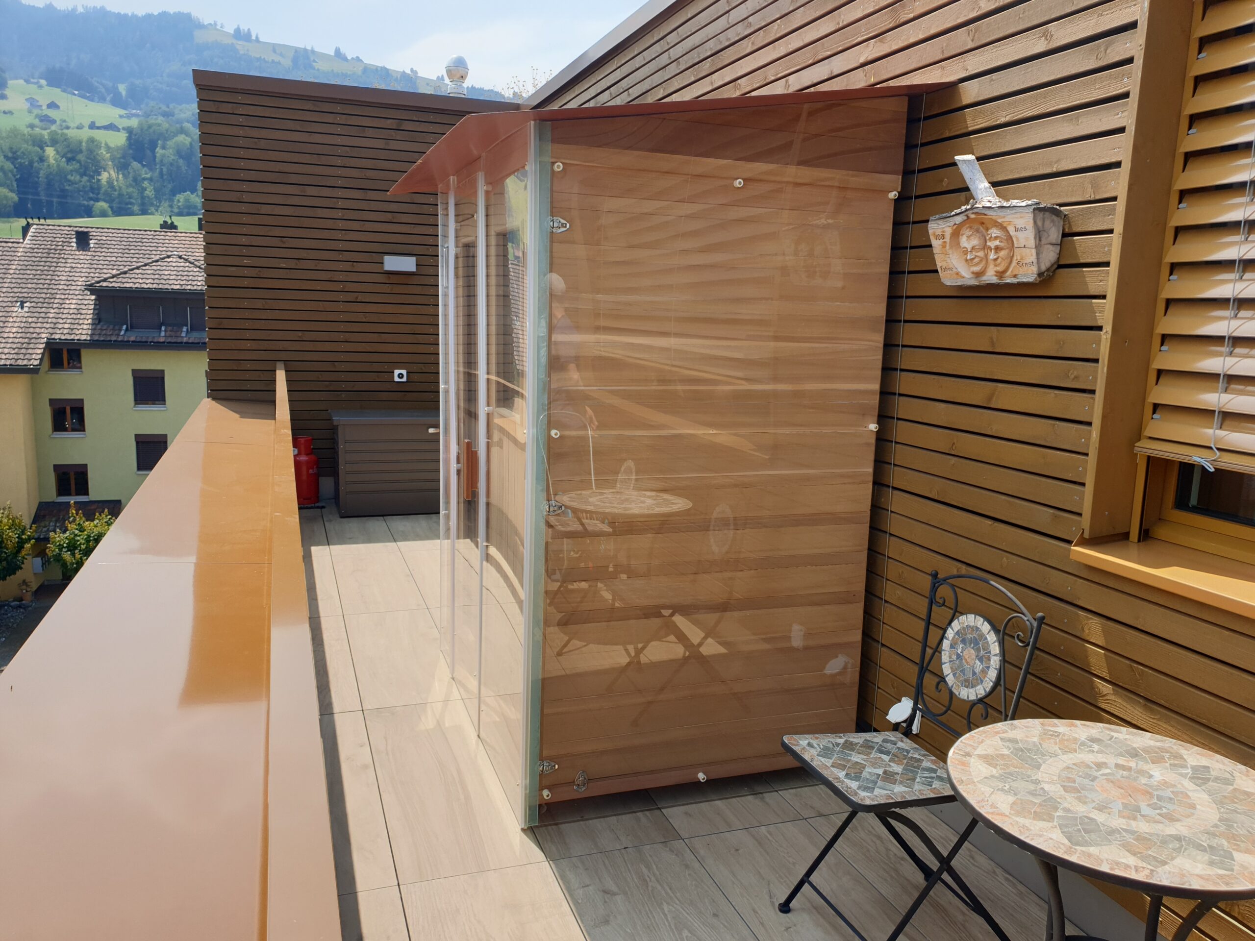 Moderne Infrarotkabine in einem stilvollen Wohnraum für optimale Entspannung.