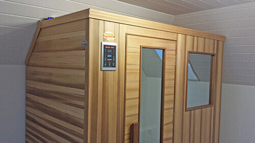 Moderne Infrarotkabine in einem stilvollen Wohnraum für optimale Entspannung.