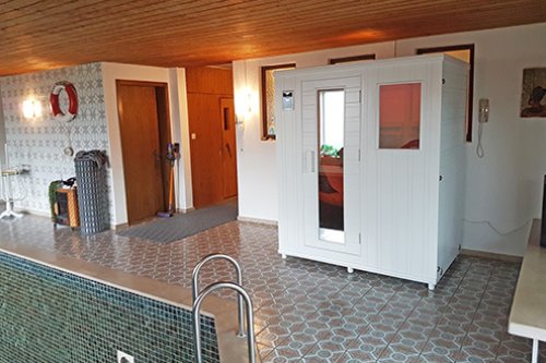 Moderne Infrarotkabine in einem stilvollen Wohnraum für optimale Entspannung.
