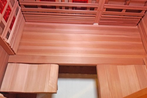 Moderne Infrarotkabine in einem stilvollen Wohnraum für optimale Entspannung.