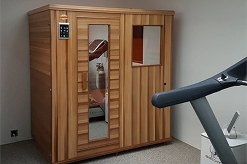 Moderne Infrarotkabine in einem stilvollen Wohnraum für optimale Entspannung.