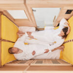 Menschen geniessen die entspannende Wärme in einer Infrarotkabine von Allwaspa.