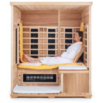 Person geniesst die entspannende Wärme in einer Infrarotkabine von Allwaspa.