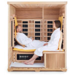 Menschen geniessen die entspannende Wärme in einer Infrarotkabine von Allwaspa.