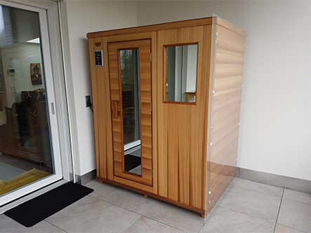 Moderne Infrarotkabine in einem stilvollen Wohnraum für optimale Entspannung.