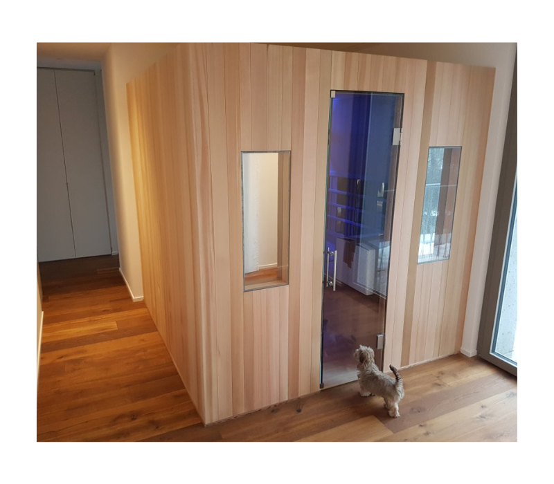 Moderne Infrarotkabine in einem stilvollen Wohnraum für optimale Entspannung.