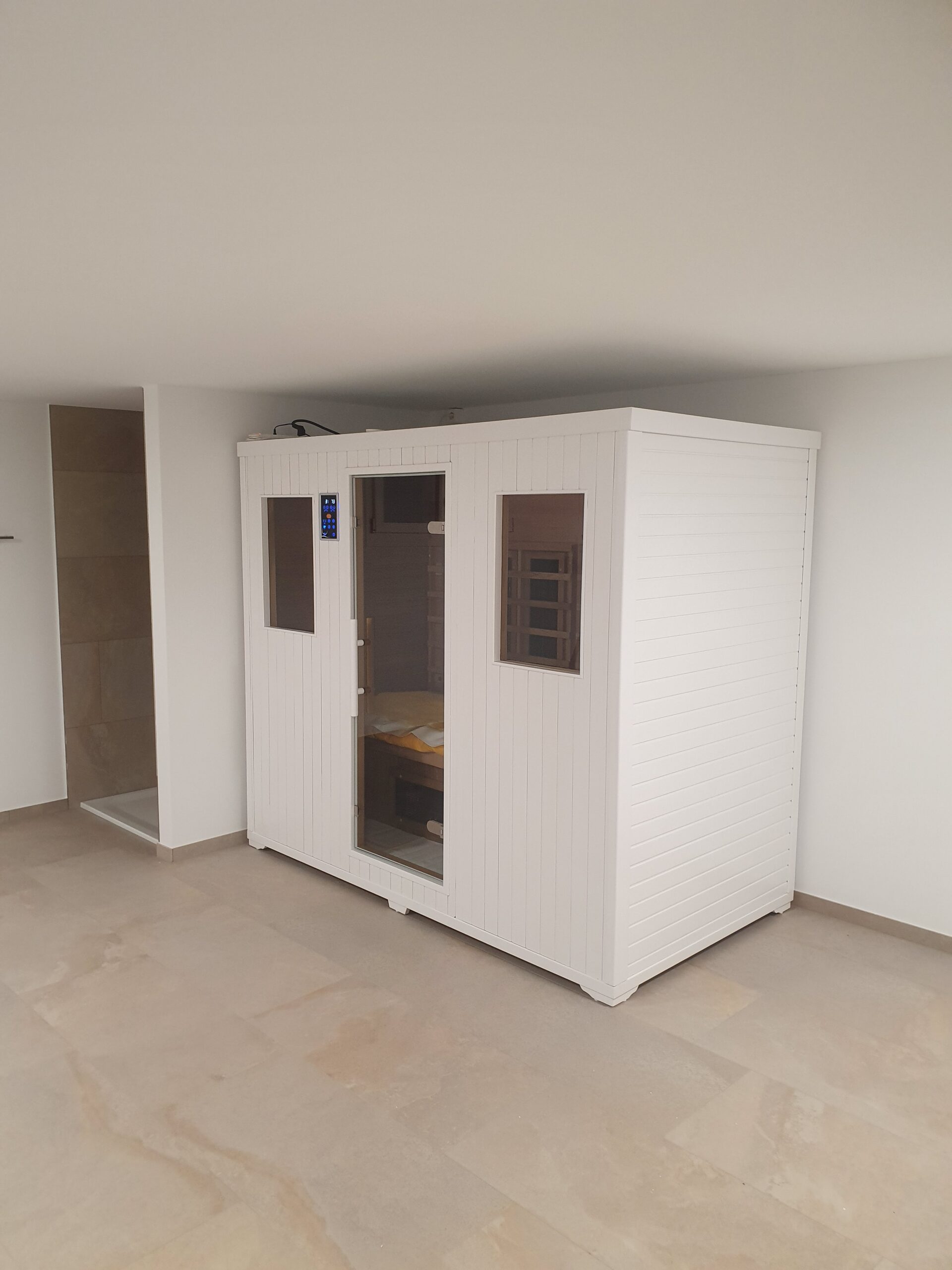 Moderne Infrarotkabine in einem stilvollen Wohnraum für optimale Entspannung.